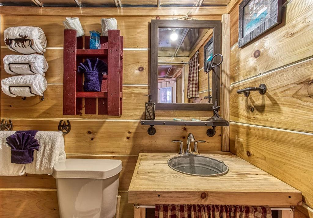 The Tiny Barn, 1089 Free Tickets Each Paid Day, Dollywood And More Севьервилл Экстерьер фото
