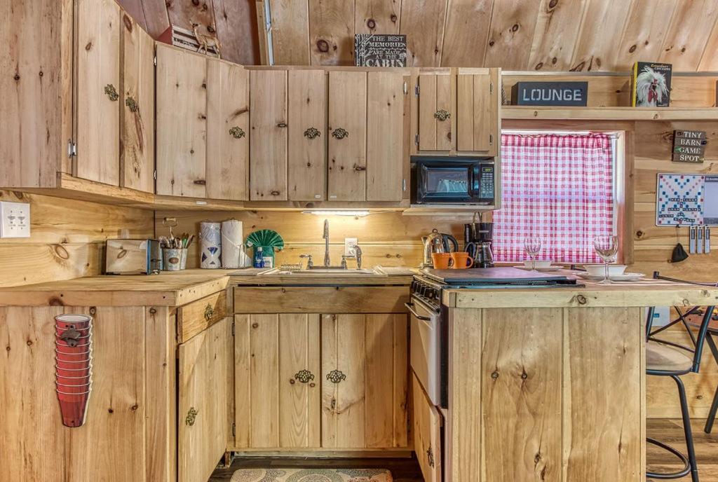 The Tiny Barn, 1089 Free Tickets Each Paid Day, Dollywood And More Севьервилл Экстерьер фото