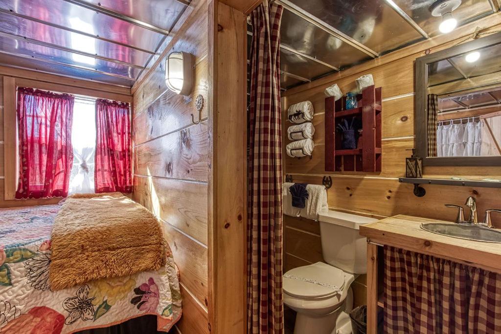 The Tiny Barn, 1089 Free Tickets Each Paid Day, Dollywood And More Севьервилл Экстерьер фото